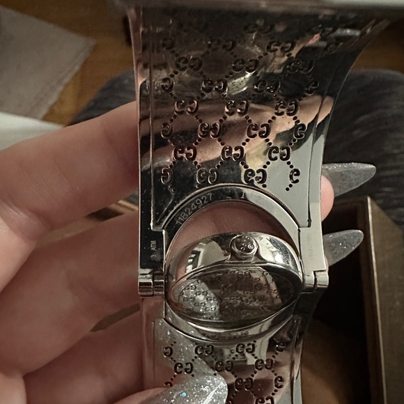 Gucci Bangle Watch - Picture 7 of 9